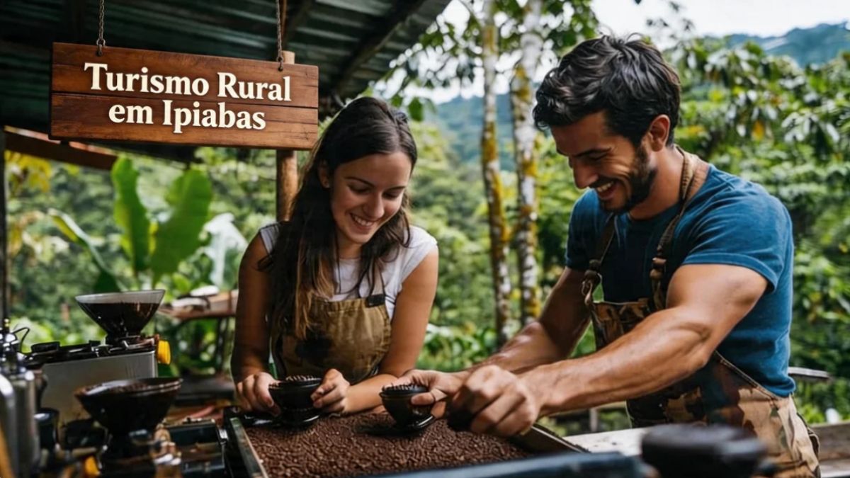 Um casal de jovens, homem e mulher, sorri enquanto seleciona grãos de café recém torrados em uma mesa de trabalho de madeira. Eles usam aventais e estão imersos em um ambiente de floresta tropical. Acima deles, uma placa de madeira diz 'Turismo Rural em Ipiabas'.