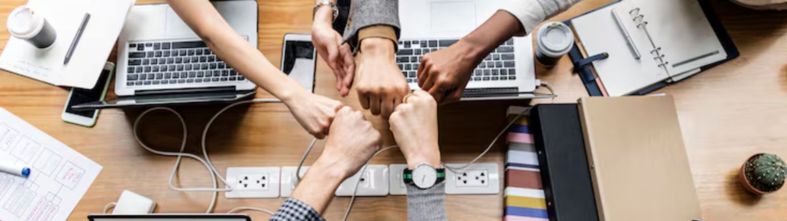 Quatro especialistas em turismo e tecnologia reunidos em uma sala moderna, analisando um mapa detalhado da região de Ipiabas em uma tela digital durante o pôr do sol.