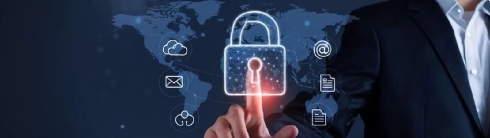 Um homem vestido com terno azul marinho aponta o dedo indicador para um grande ícone de cadeado digital brilhante que está centralizado sobre um mapa-múndi azulado. Ao redor do cadeado flutuam ícones menores representando nuvem de dados, e-mail, redes sociais e conexões globais.