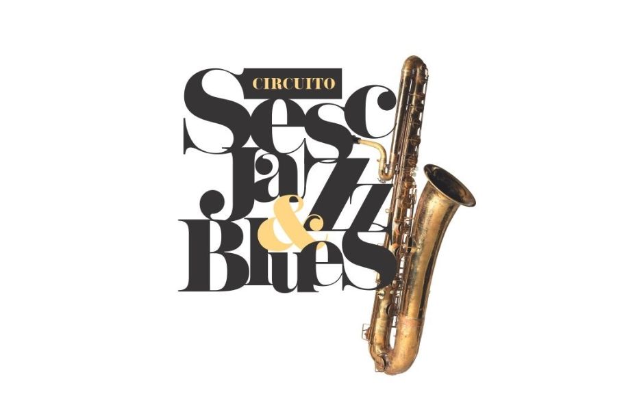 Logotipo estilizado do Circuito SESC Jazz e Blues em letras pretas e douradas com um saxofone dourado detalhado posicionado verticalmente à direita.