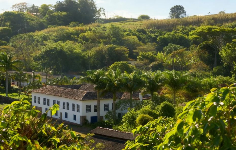 Vista da histórica Fazenda Taquara em Ipiabas, destacando a arquitetura colonial e o cenário natural preservado para o Dia do Campo.