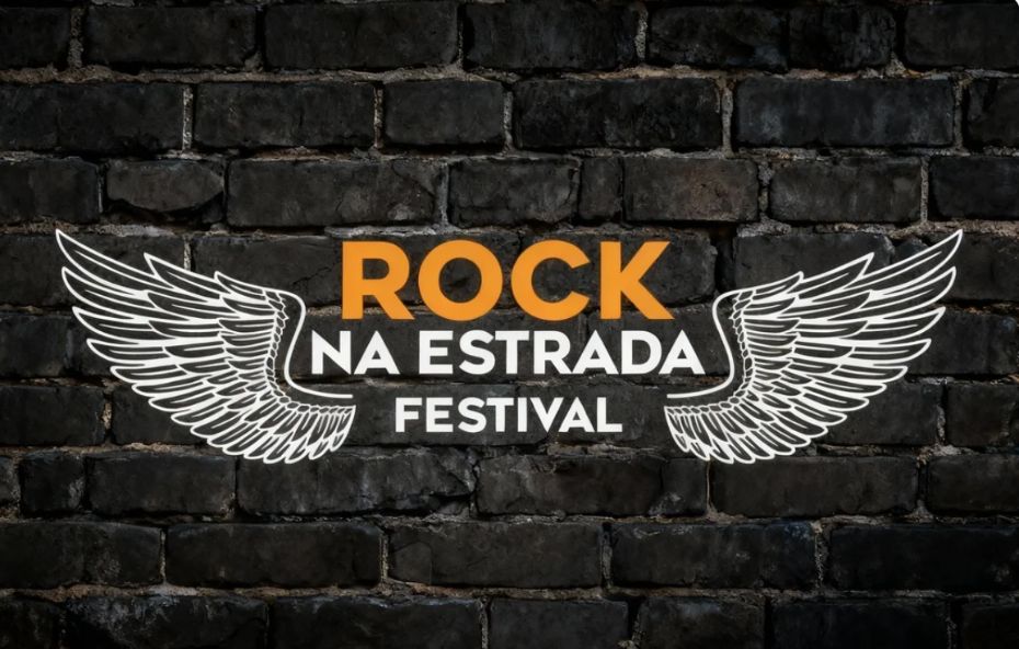 Logotipo do Rock na Estrada Festival com letras em laranja e branco ladeado por duas grandes asas brancas sobre um fundo de parede de tijolos pretos.