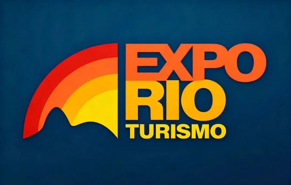Estandes e visitantes participando da Expo Rio Turismo em Ipiabas com materiais promocionais e decoração voltada ao setor de viagens.