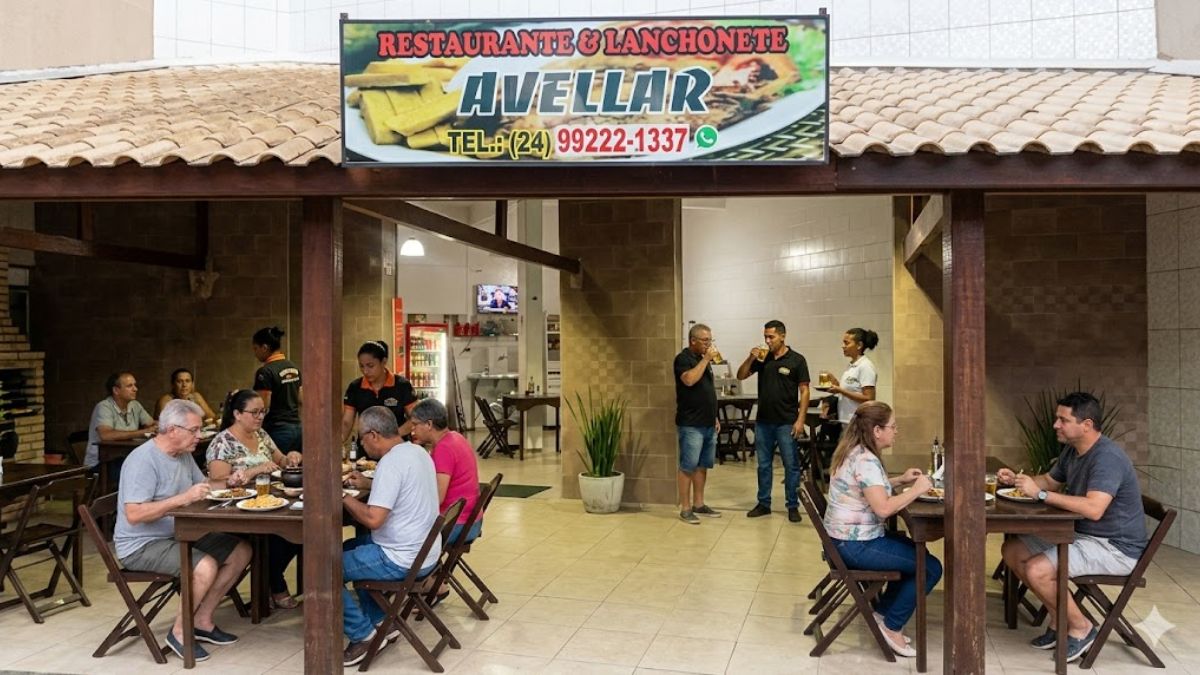 Fotografia nítida do Restaurante e Lanchonete Avellar mostrando clientes sentados às mesas de madeira almoçando e pessoas em pé socializando.