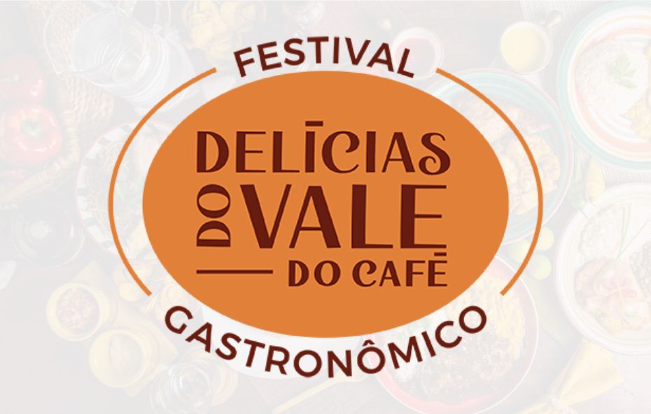Logotipo do Festival Delícias do Vale do Café em tons de laranja e marrom sobreposto a uma imagem desfocada de pratos gastronômicos variados.