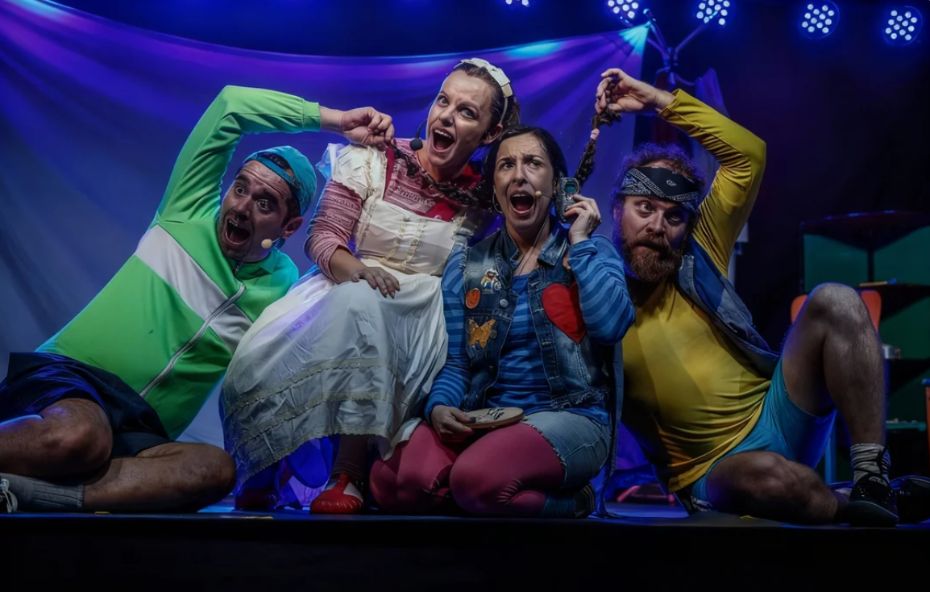 Atores em cena durante uma apresentação teatral em Ipiabas com iluminação cênica e cenário artístico detalhado.