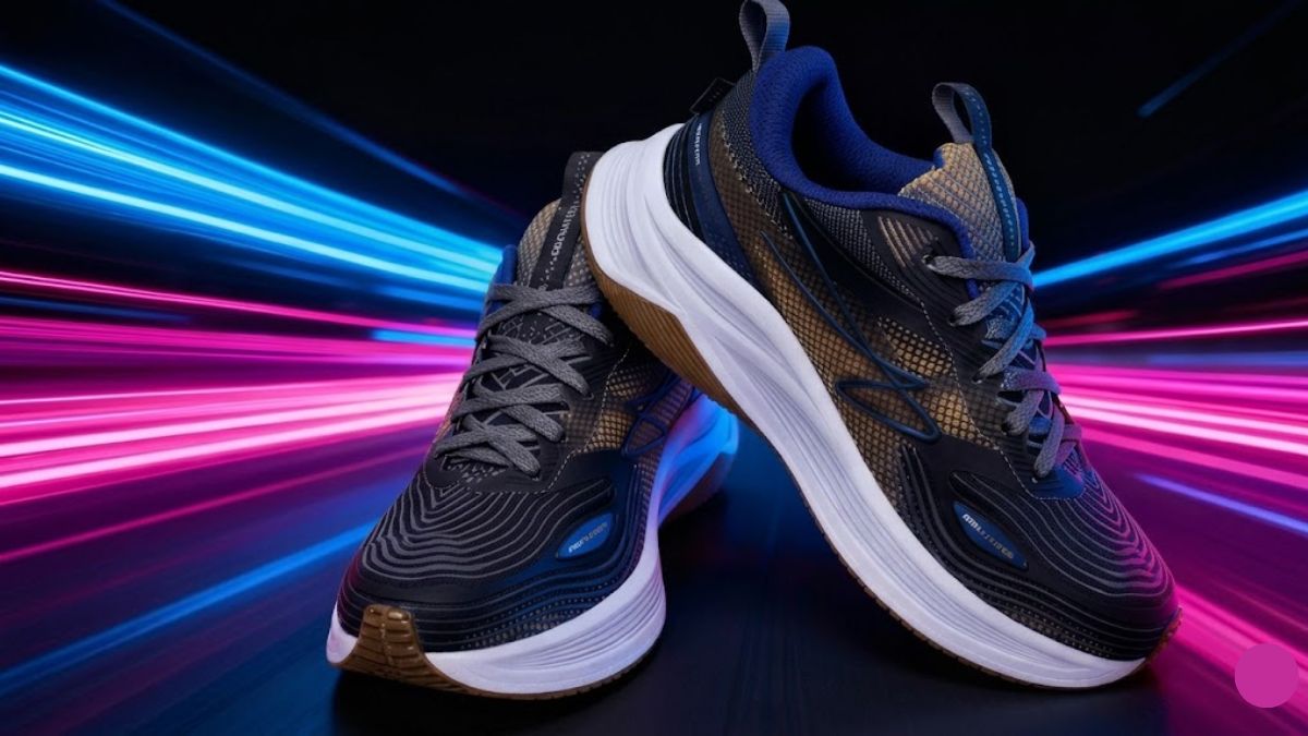 Par de tênis esportivos nas cores azul escuro e dourado com solado branco sobre superfície reflexiva e luzes neon.