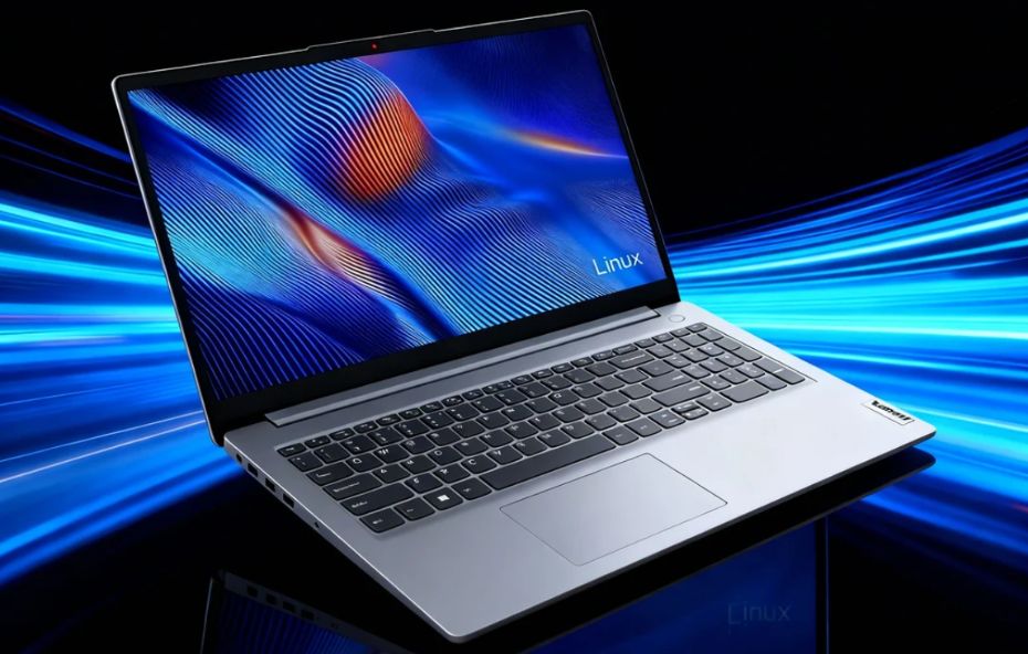 Vista em perspectiva de um notebook Lenovo IdeaPad 1 prateado aberto exibindo tela com interface Linux.