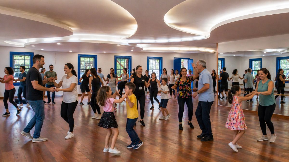 Fotografia de uma aula de dança intergeracional em um salão espaçoso com piso de madeira e grandes espelhos, no Centro Cultural Aracy Carvalho Di Biase, em Barra do Piraí.
