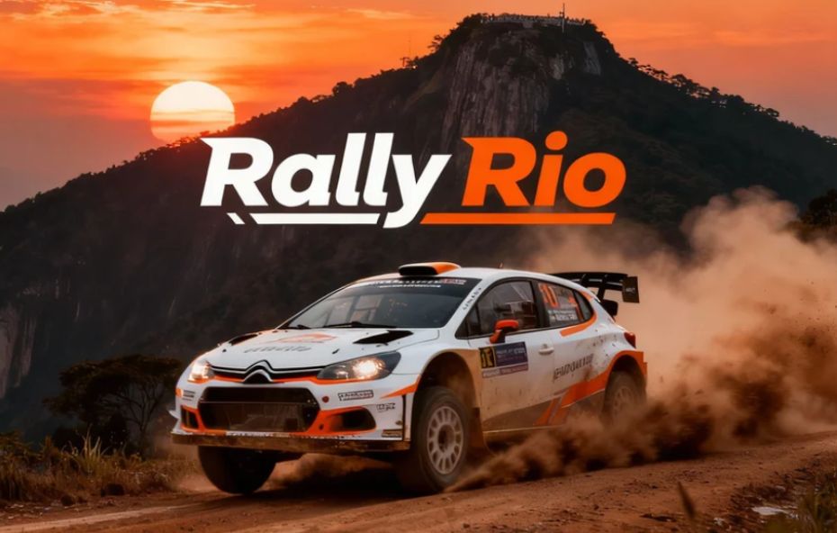 Carro de rally branco e laranja em alta velocidade levantando poeira em uma estrada de terra com montanhas e pôr do sol ao fundo.