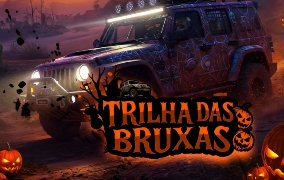 Um jipe de trilha robusto com pintura temática de teias de aranha e caveiras acelerando em uma estrada de terra ao anoitecer com faróis acesos e o logotipo laranja vibrante escrito Trilha das Bruxas em destaque acompanhado de abóboras iluminadas.