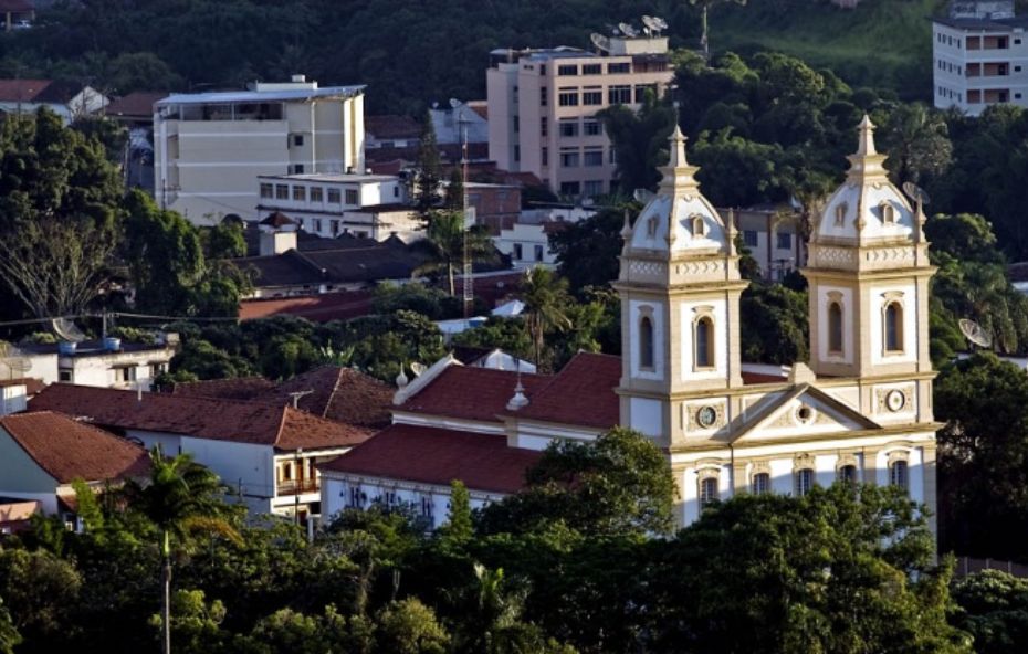 A Catedral de Nossa Senhora da Glória é o principal marco arquitetônico e religioso de Valença dominando a paisagem do centro histórico.