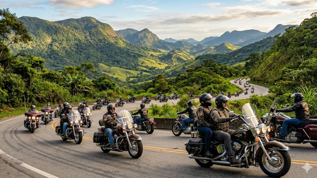 Uma fotografia de paisagem ultra realista de centenas de motocicletas Harley-Davidson percorrendo uma estrada de asfalto sinuosa que serpenteia por montanhas verdejantes e vales cobertos de floresta tropical sob um céu nublado no Rio de Janeiro.