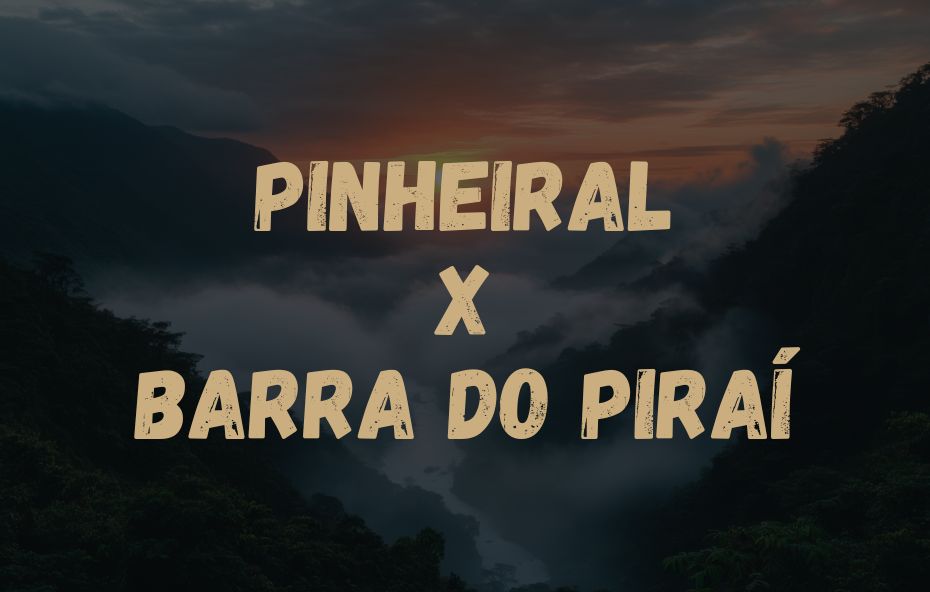 Card gráfico com o percurso Pinheiral X Barra do Piraí escrito em letras beges sobre uma foto de serra com névoa.