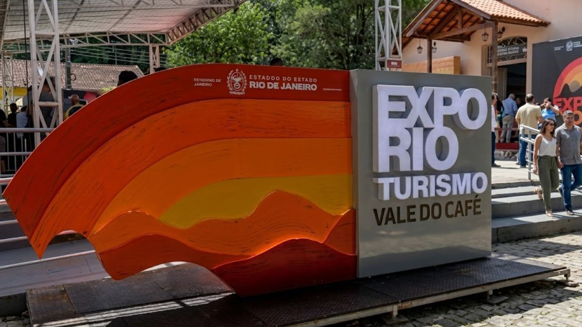 Fotografia colorida da Praça Irineu Mendonça em Ipiabas com tendas de artesanato, palcos de música e público visitando a ExpoRio.