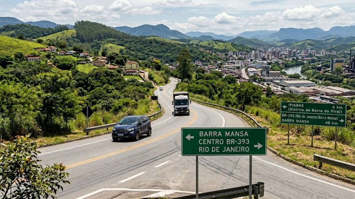 Fotografia ultra realista de uma estrada sinuosa em relevo de serra com carros e placas verdes de sinalização rodoviária.