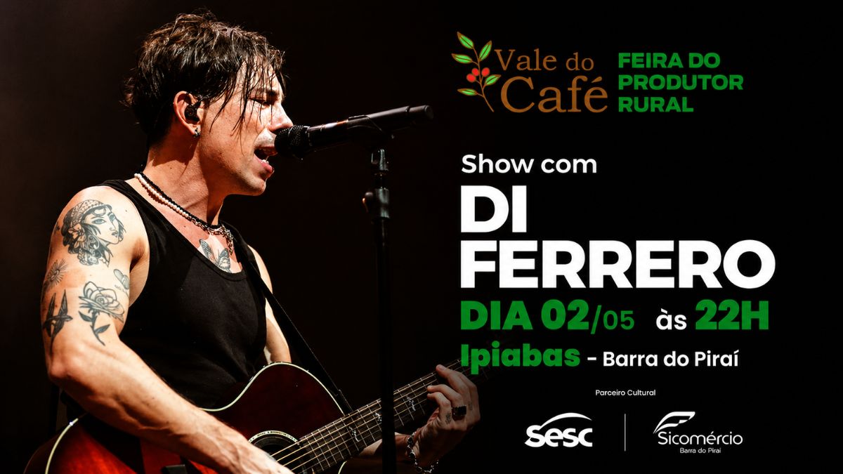 Cantor Di Ferrero toca violão e canta ao microfone em um palco iluminado. Ao lado direito constam informações sobre o show no dia dois de maio às vinte e duas horas em Ipiabas. Logotipos da Feira do Produtor Rural, Sesc e Sicomércio estão visíveis no cartaz.