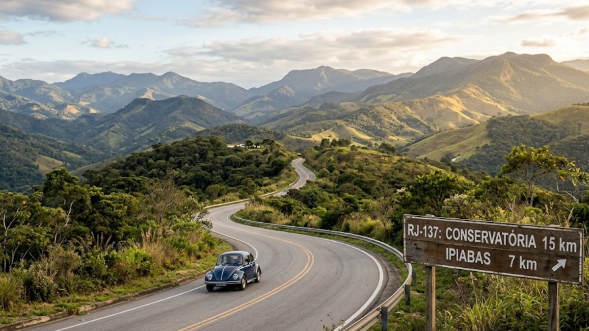 Fotografia realista de uma estrada sinuosa em meio a montanhas verdes com um carro clássico azul e placa sinalizadora.