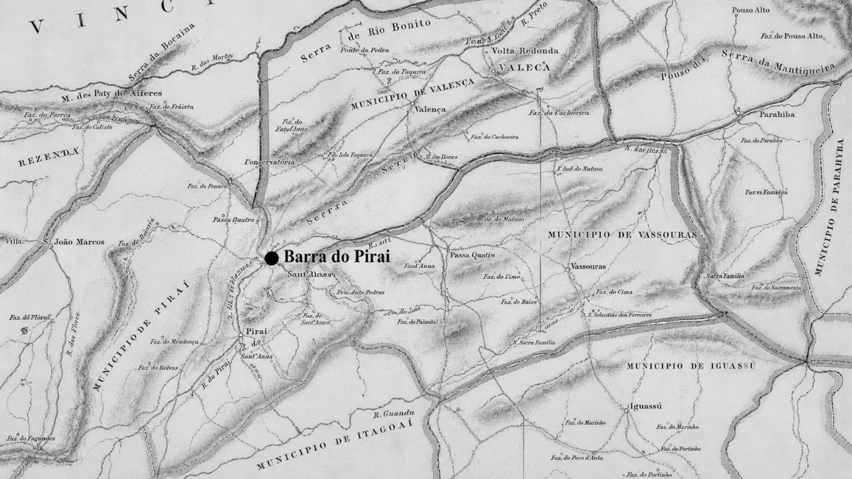 Mapa histórico em tons de cinza e branco representando uma seção da Província do Rio de Janeiro no século dezenove. A imagem exibe detalhes topográficos como a Serra da Bocaina e a Serra da Mantiqueira além do curso dos rios Paraíba e Piraí. Estão identificados os municípios de Valença Vassouras Iguassu Itagoai e Piraí com destaque central em negrito para Barra do Piraí marcado por um ponto preto. Diversas fazendas históricas como a Fazenda do Pouso Alto e a Fazenda da Cachoeira estão sinalizadas ao longo do território.