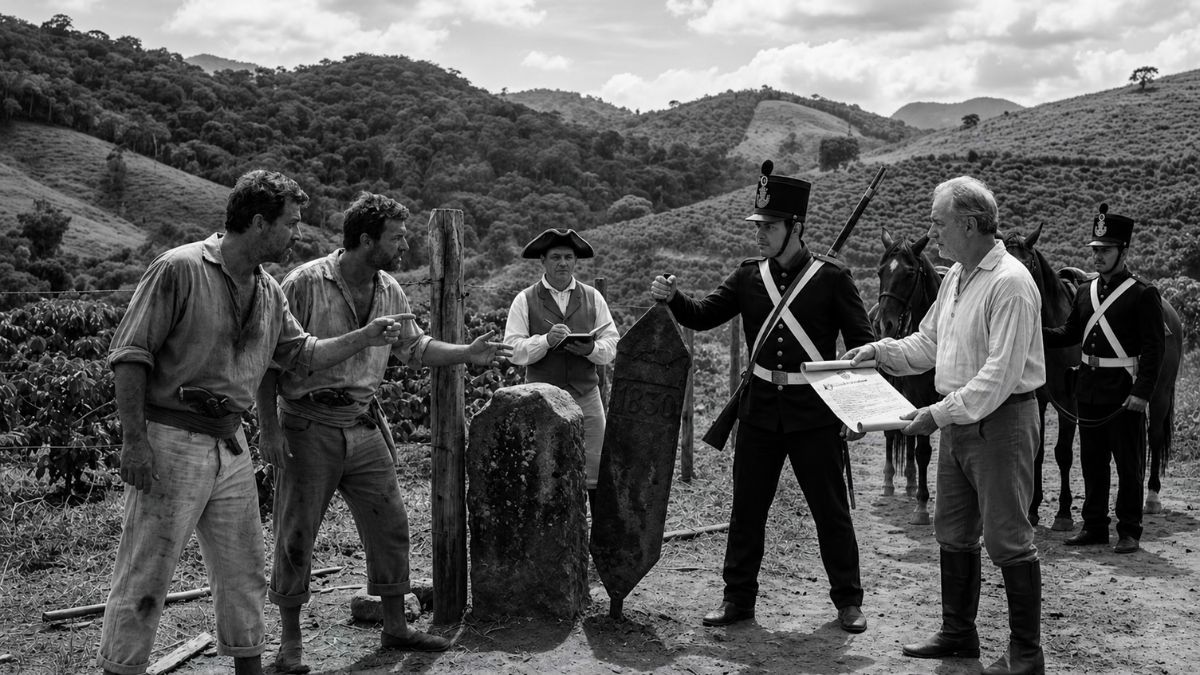 Cena histórica de disputa de terras em cafezal. Fazendeiros discutem ao lado de um marco de pedra, enquanto um oficial da Polícia Imperial media o conflito com um documento oficial. Paisagem rural de Barra do Piraí ao fundo.