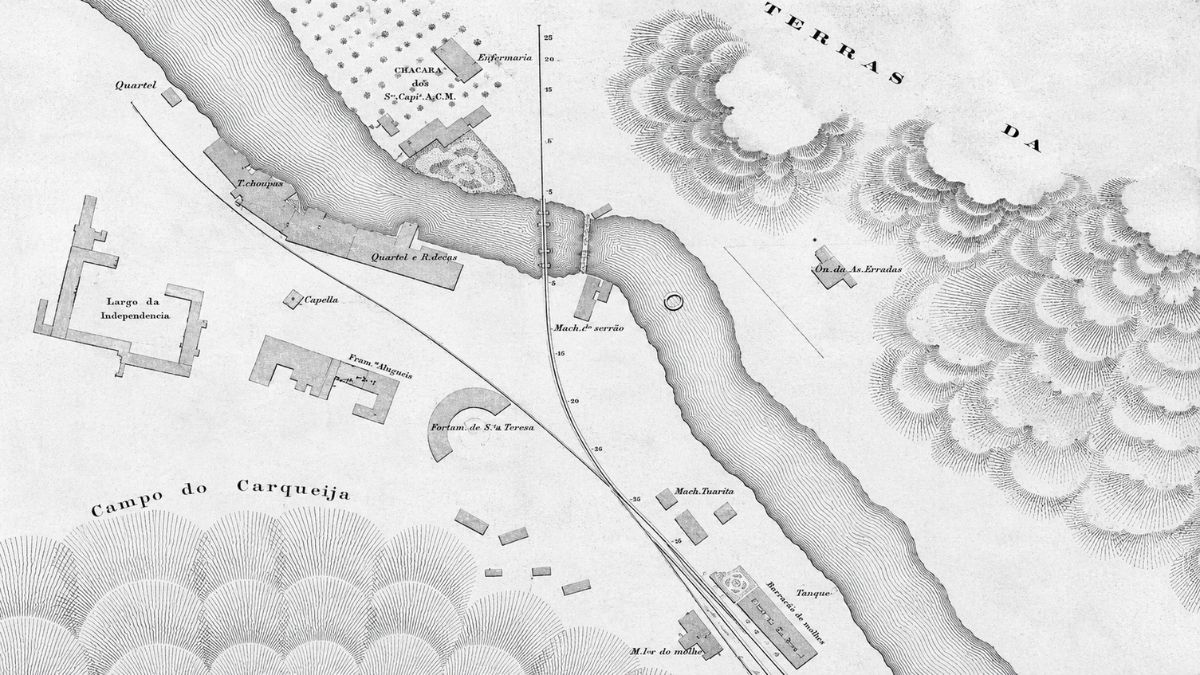 Mapa topográfico antigo em tons de cinza exibindo o traçado ferroviário cruzando o rio sobre uma ponte estreita.