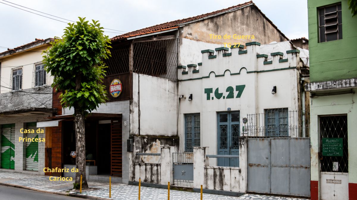 Fotografia em ângulo diagonal da fachada do prédio militar com platibanda em ameias e indicações textuais de bens vizinhos.