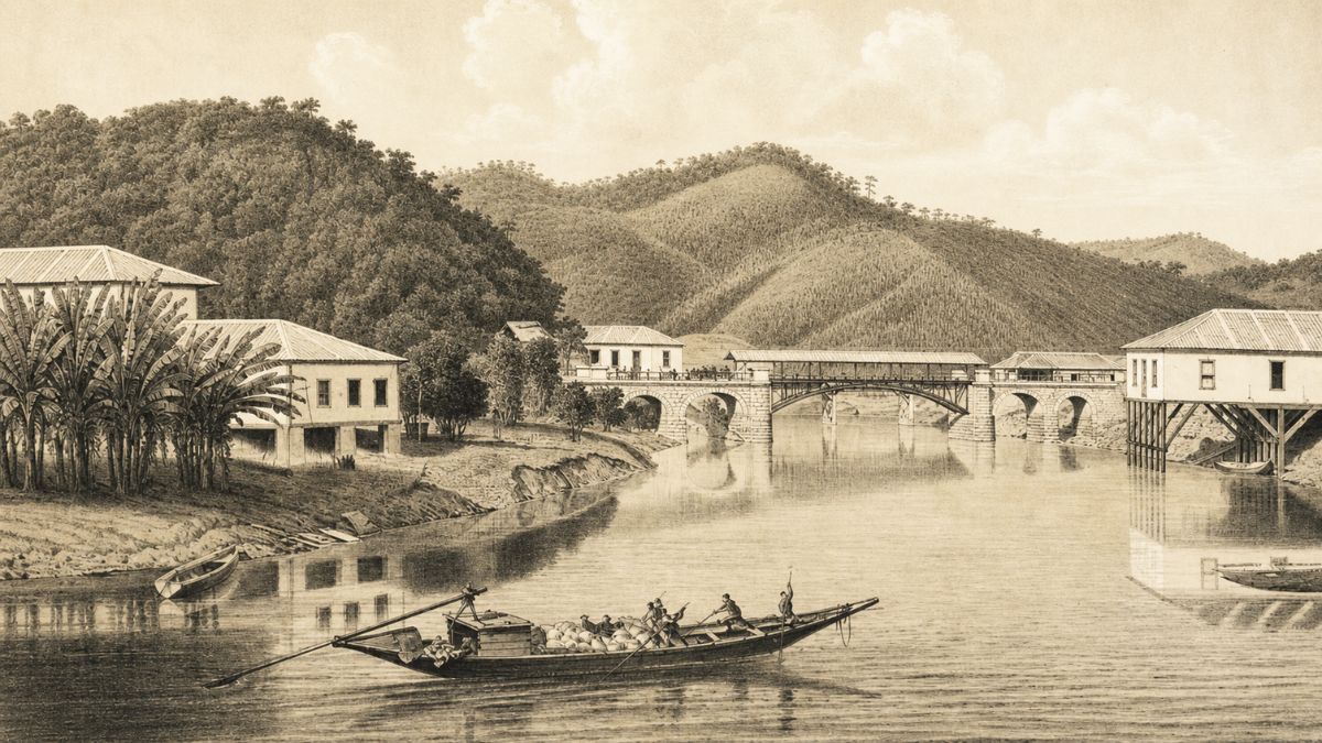 Ilustração antiga em tons de sépia mostrando um barco de grande porte carregado navegando em um rio calmo. Ao fundo, observa-se uma ponte de pedra e madeira, construções coloniais nas margens e montanhas cobertas por vegetação.