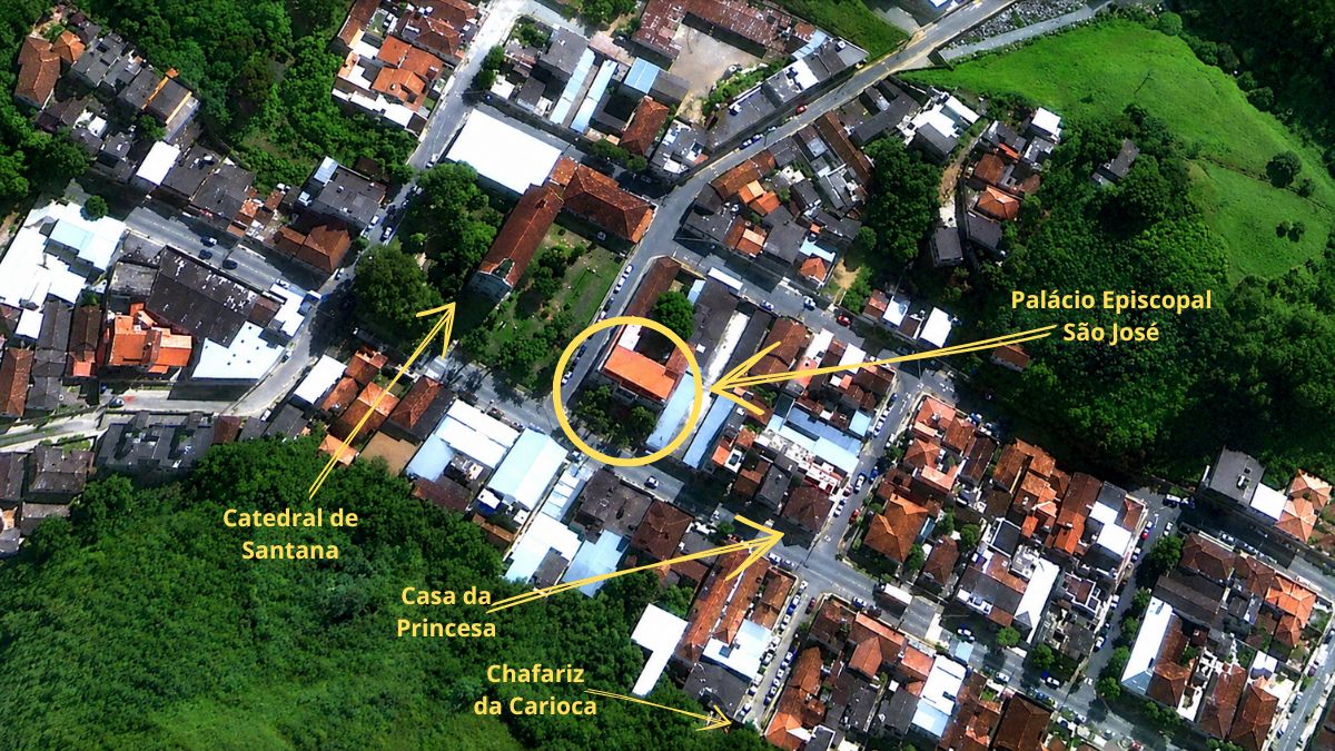 Vista aérea de satélite com marcações indicando o Palácio Episcopal, Catedral de Santana, Casa da Princesa e Chafariz da Carioca.