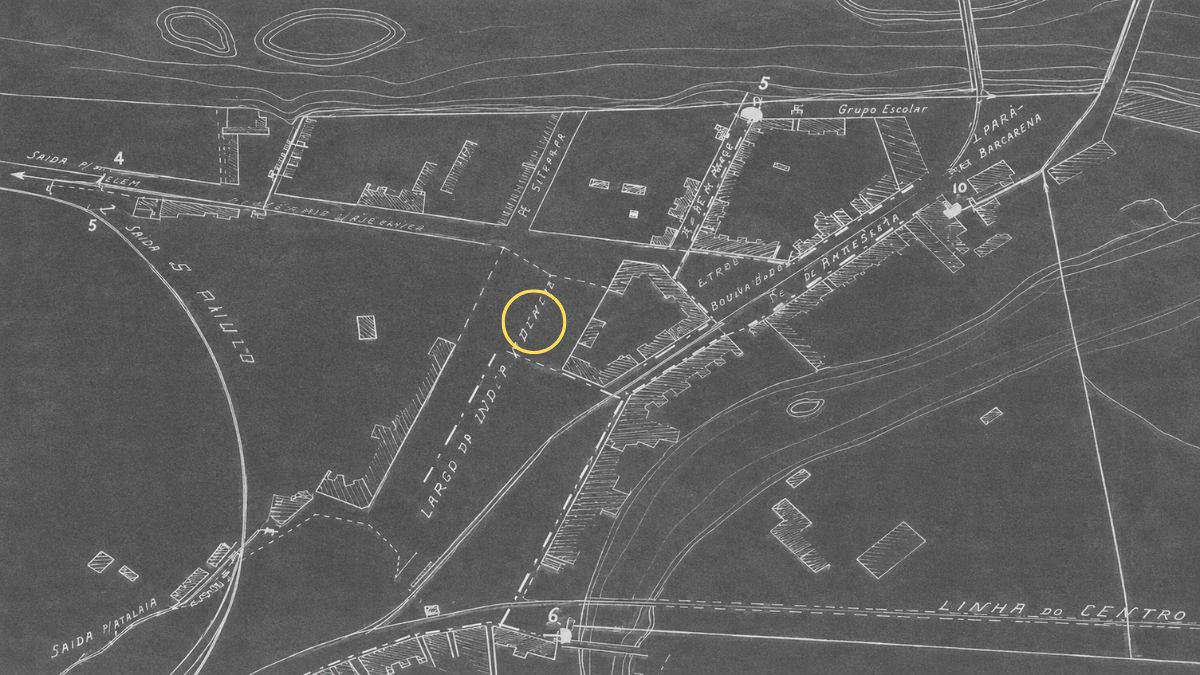 Mapa técnico em tons de cinza com um círculo amarelo destacando o local da antiga Capela com Cruz no Largo da Independência.