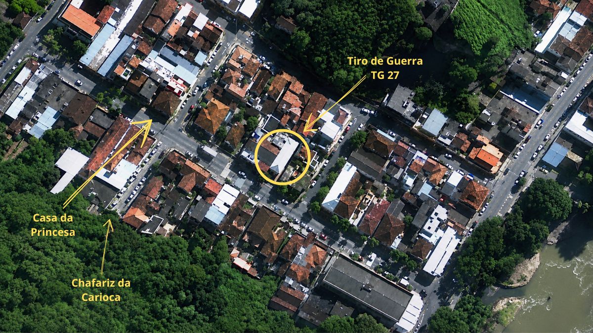 Vista aérea de satélite mostrando o Tiro de Guerra TG 27 circulado em amarelo entre a Casa da Princesa e o Chafariz da Carioca.