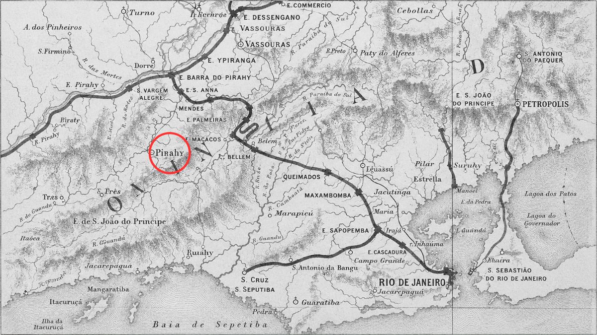 Mapa histórico em tons de cinza com detalhes de ferrovias e rios fluminenses destacando a localidade de Piraí com um círculo vermelho.