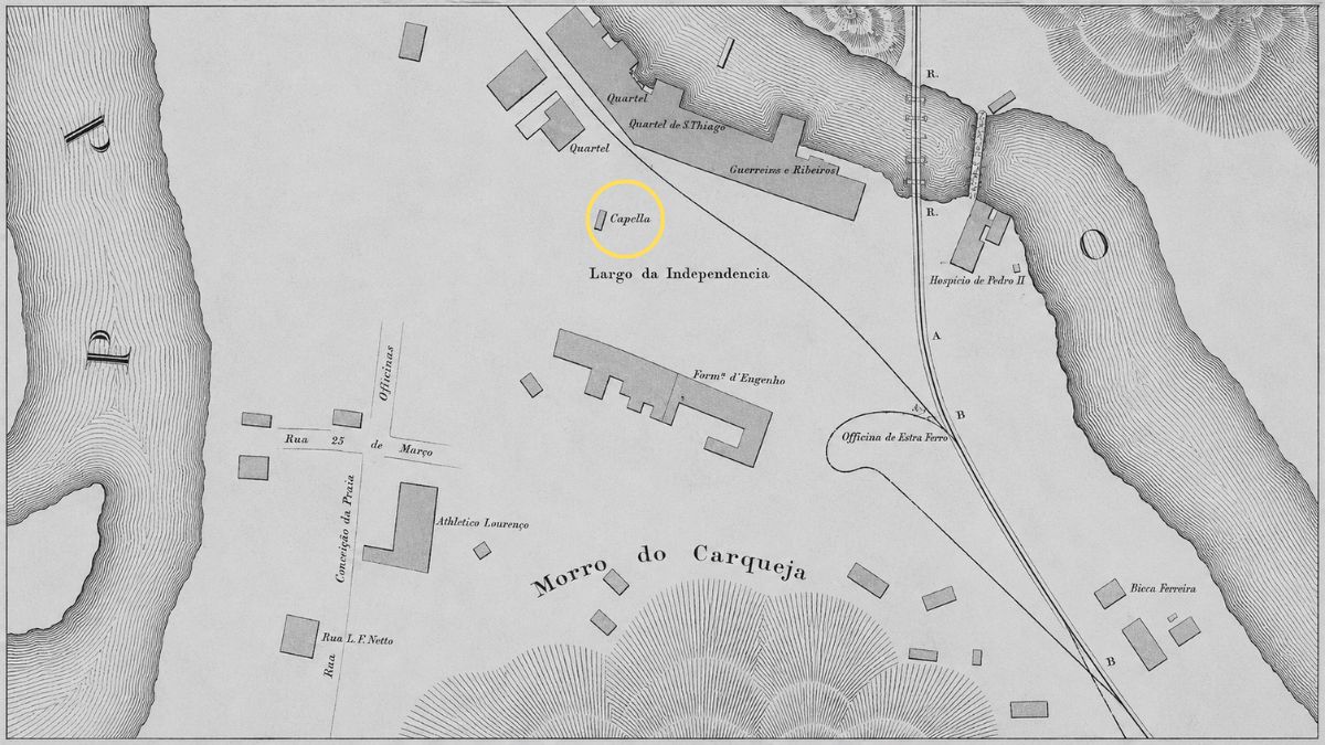 Mapa topográfico antigo em tons de cinza com um círculo amarelo destacando a inscrição Capella situada no Largo da Independência.