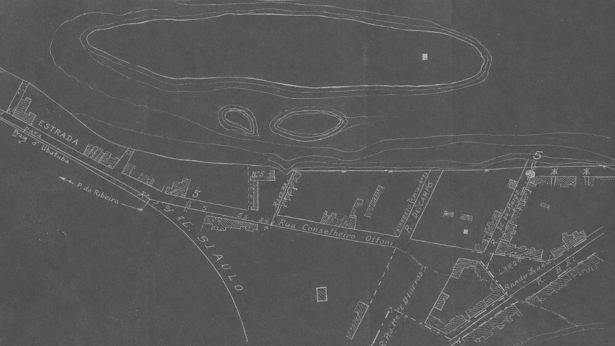 Mapa técnico histórico em fundo escuro com traçados brancos detalhando ruas e o rio.