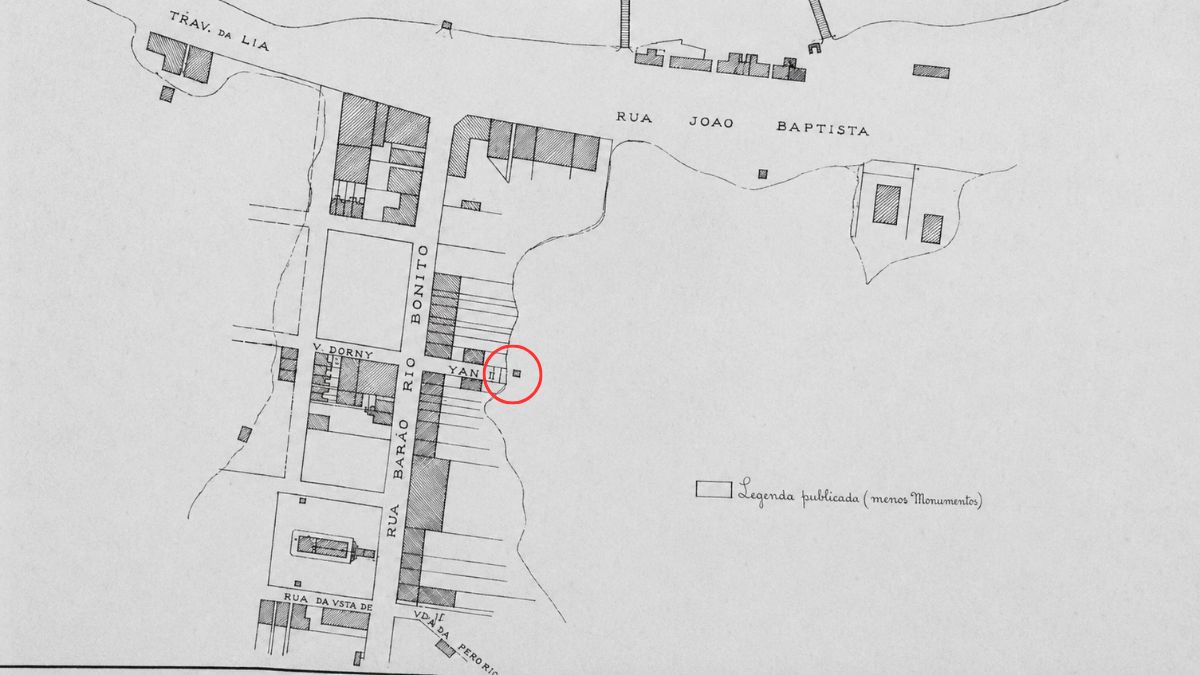 Mapa técnico em preto e branco com um círculo vermelho destacando o Beco da Carioca no Bairro Santana.