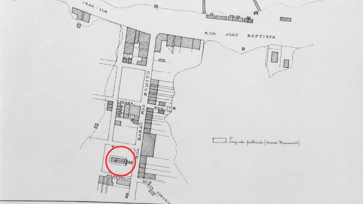 Mapa técnico antigo em preto e branco com um círculo vermelho destacando a planta baixa da Catedral de Santana.