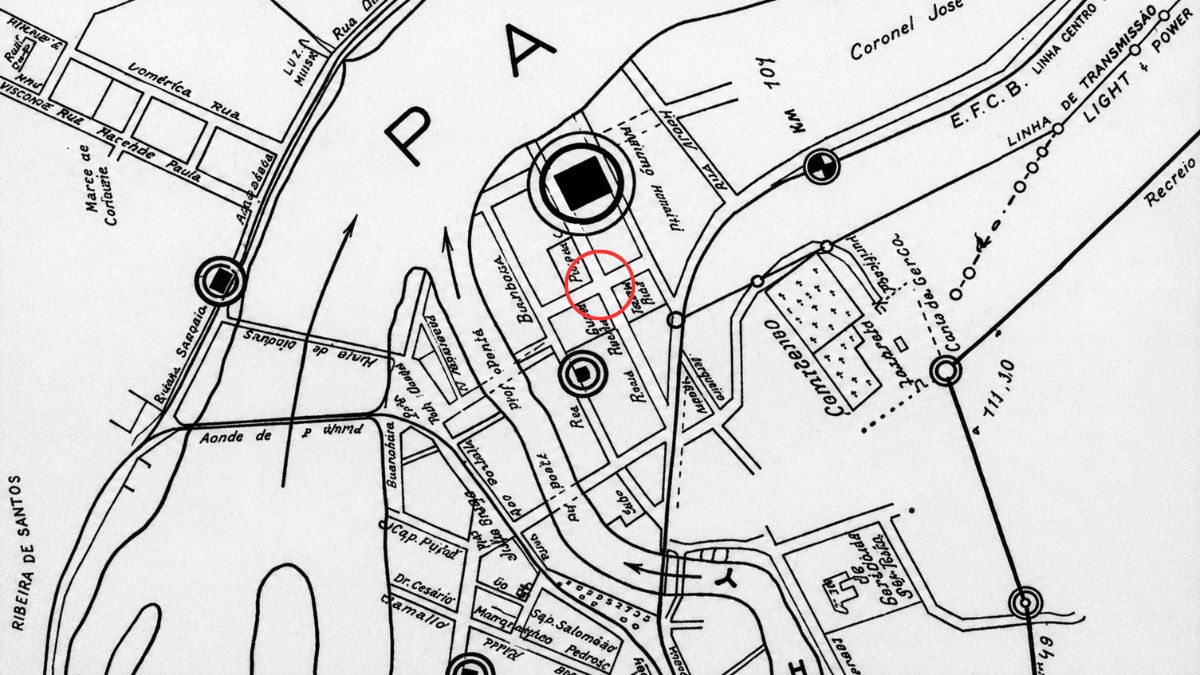 Mapa técnico histórico em preto e branco com um círculo vermelho destacando o cruzamento de ruas centrais em Barra do Piraí.