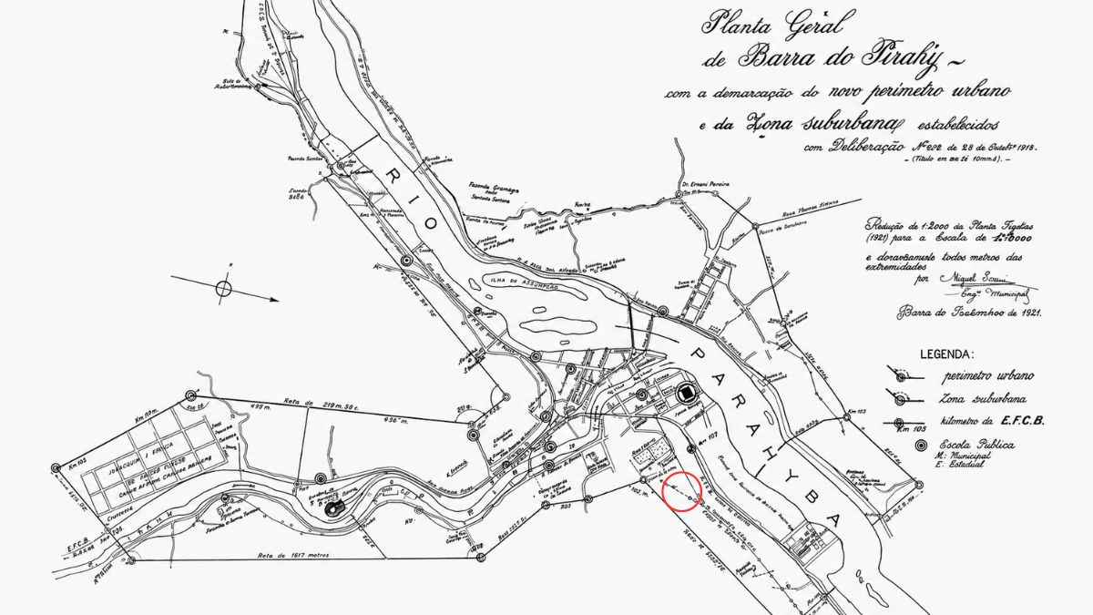 Mapa histórico de mil novecentos e vinte e sete em preto e branco com círculo vermelho sinalizando o Cemitério Santa Rosa.