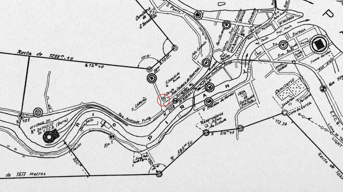 Mapa cartográfico antigo em preto e branco com um círculo vermelho destacando a localização da Igreja de Santo Cristo dos Milagres.