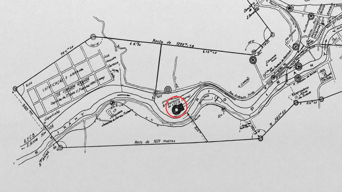 Mapa técnico em preto e branco detalhando o loteamento e as linhas ferroviárias de Barra do Piraí com destaque circulado em vermelho para a rotunda do depósito.