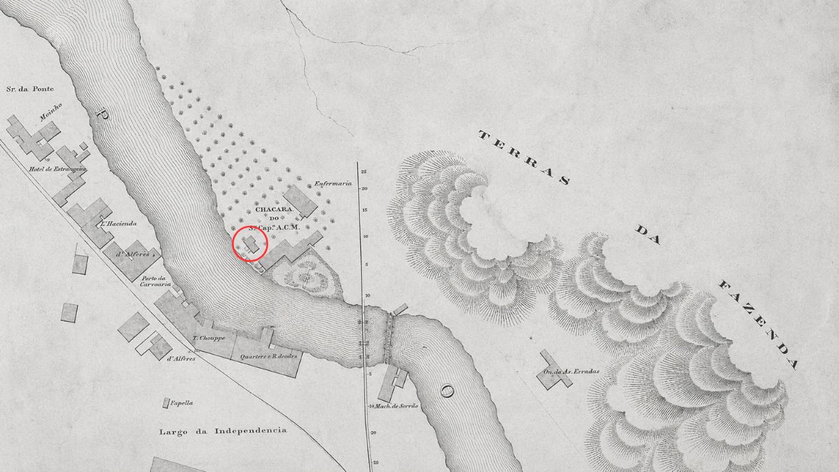 Mapa topográfico antigo em tons de cinza com um círculo vermelho destacando a antiga Chácara Farani às margens do rio.
