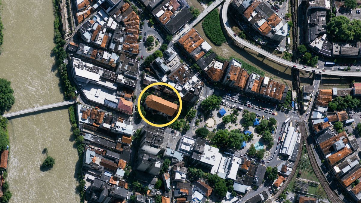 Foto de satélite mostrando a Igreja de São Benedito circulada em amarelo, situada entre o Rio Piraí e a Praça Nilo Peçanha.