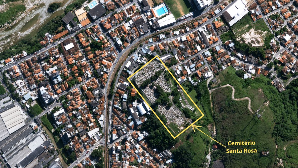 Vista superior de satélite mostrando o Cemitério Santa Rosa destacado por um retângulo amarelo em meio ao denso casario urbano.
