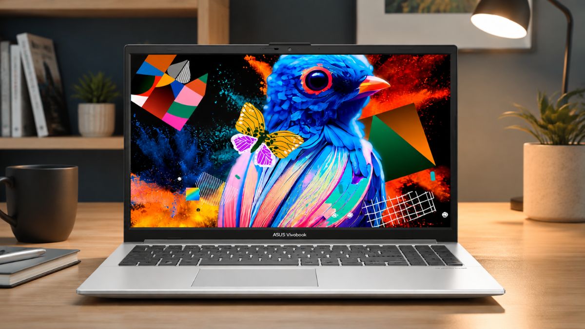 Notebook ASUS Vivobook Go 15 prata com tela vibrante exibindo arte de um pássaro colorido sobre uma mesa de madeira.